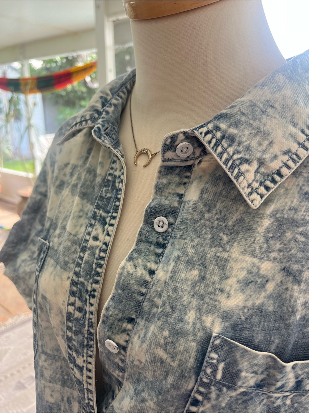 Reba Women’s XL Acid Wash Chambray Short Sleeve Western Shirt - Picture 6 of 9
